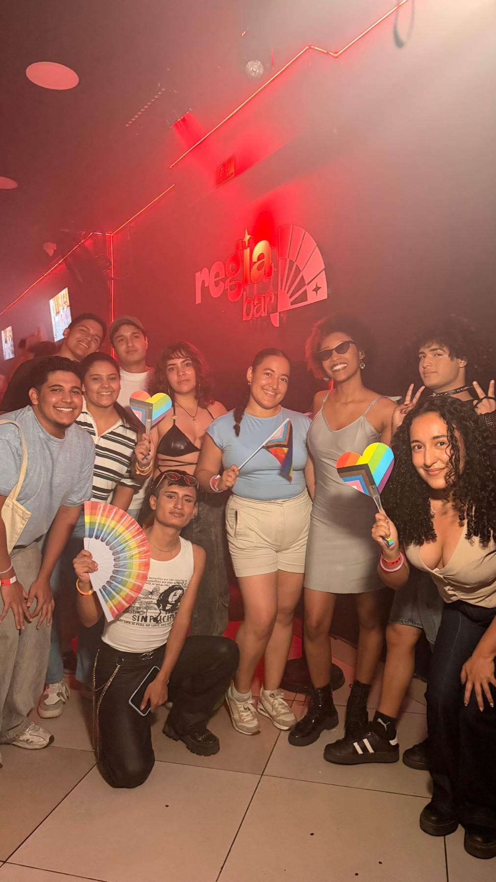 Grupo de amigos celebrando una noche de orgullo en Regia Bar Cali