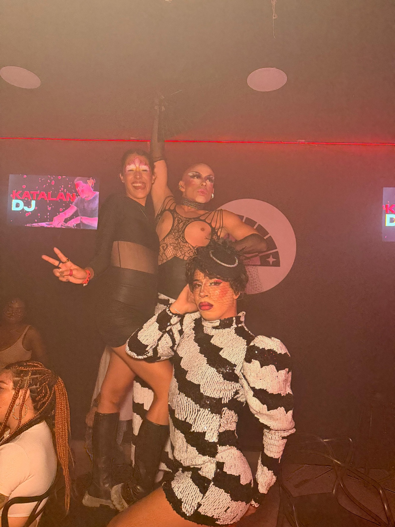 Artistas y asistentes celebrando durante un show en Regia Bar Cali