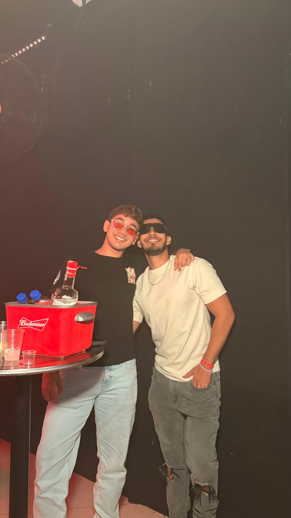 Clientes durante una noche de música pop en Regia Bar Cali