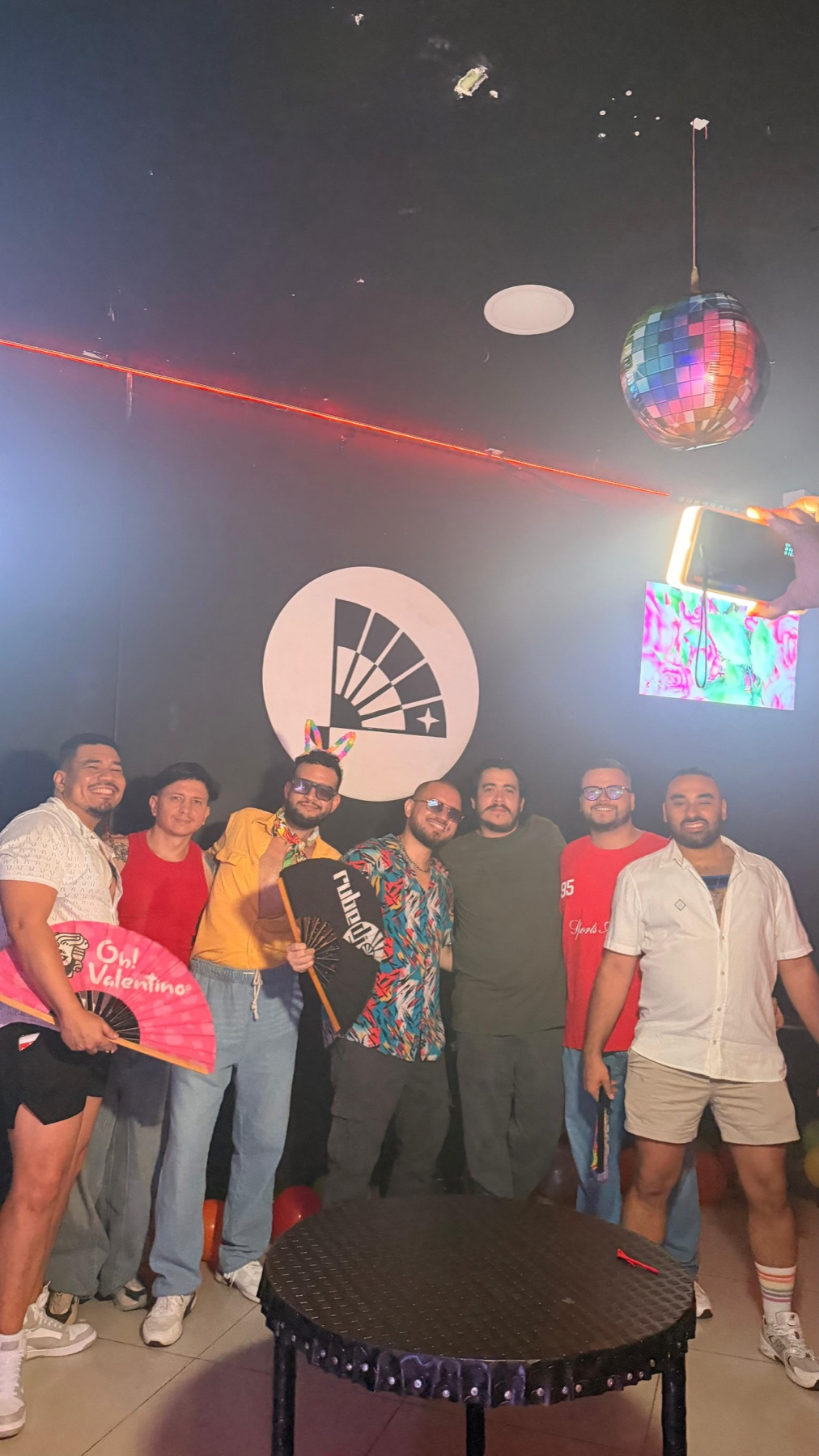 Comunidad de Regia Bar celebrando con abanicos en Cali