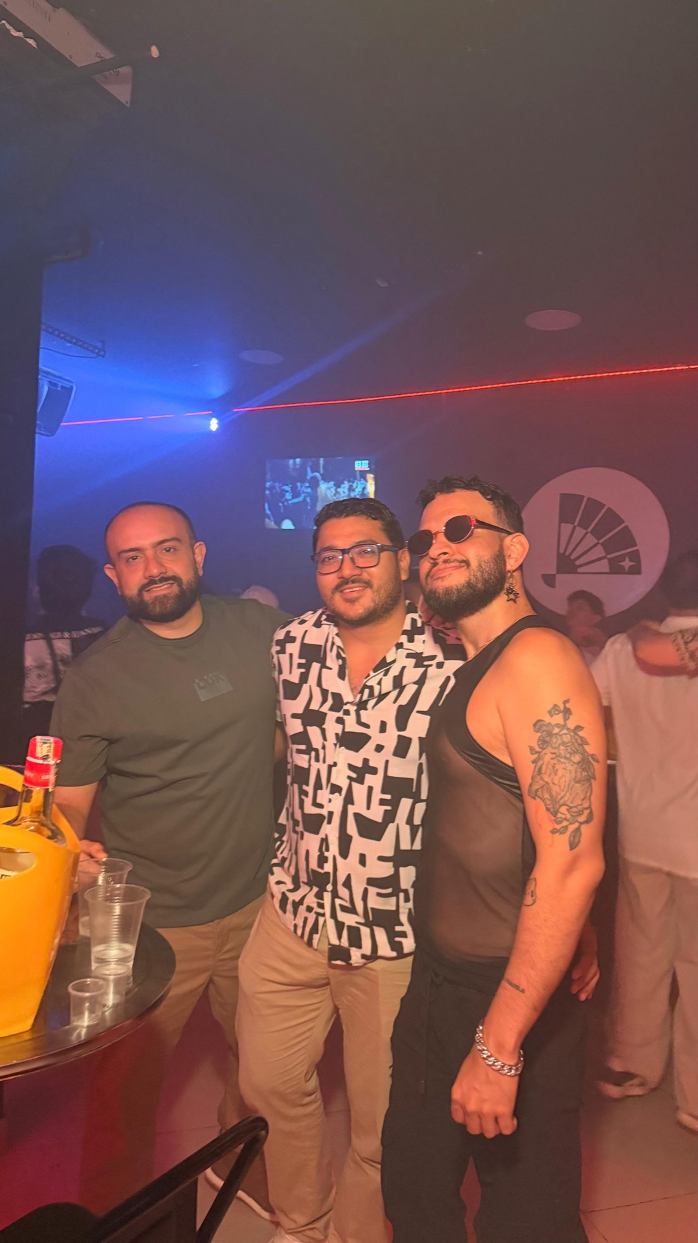 Amigos disfrutando la música y las luces rojas de Regia Bar Cali