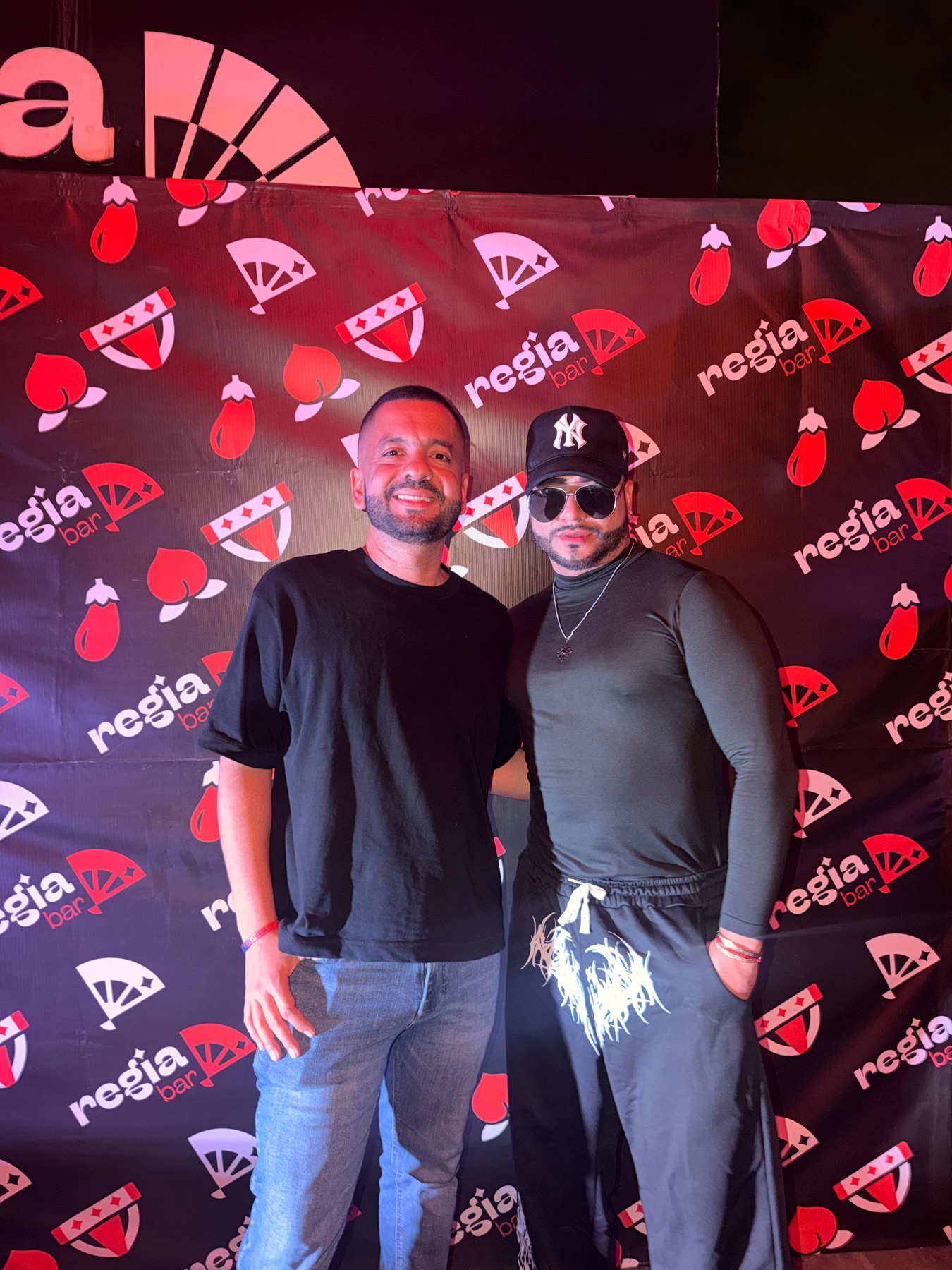 Asistentes frente al photo wall de Regia Bar en Cali