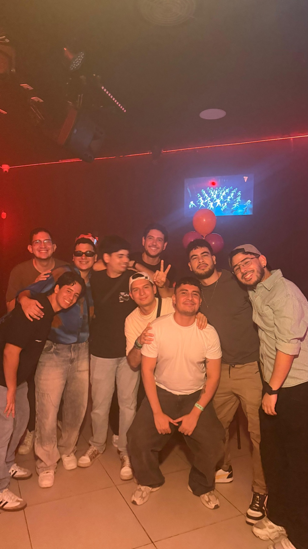 Grupo de amigos en la pista de Regia Bar Cali