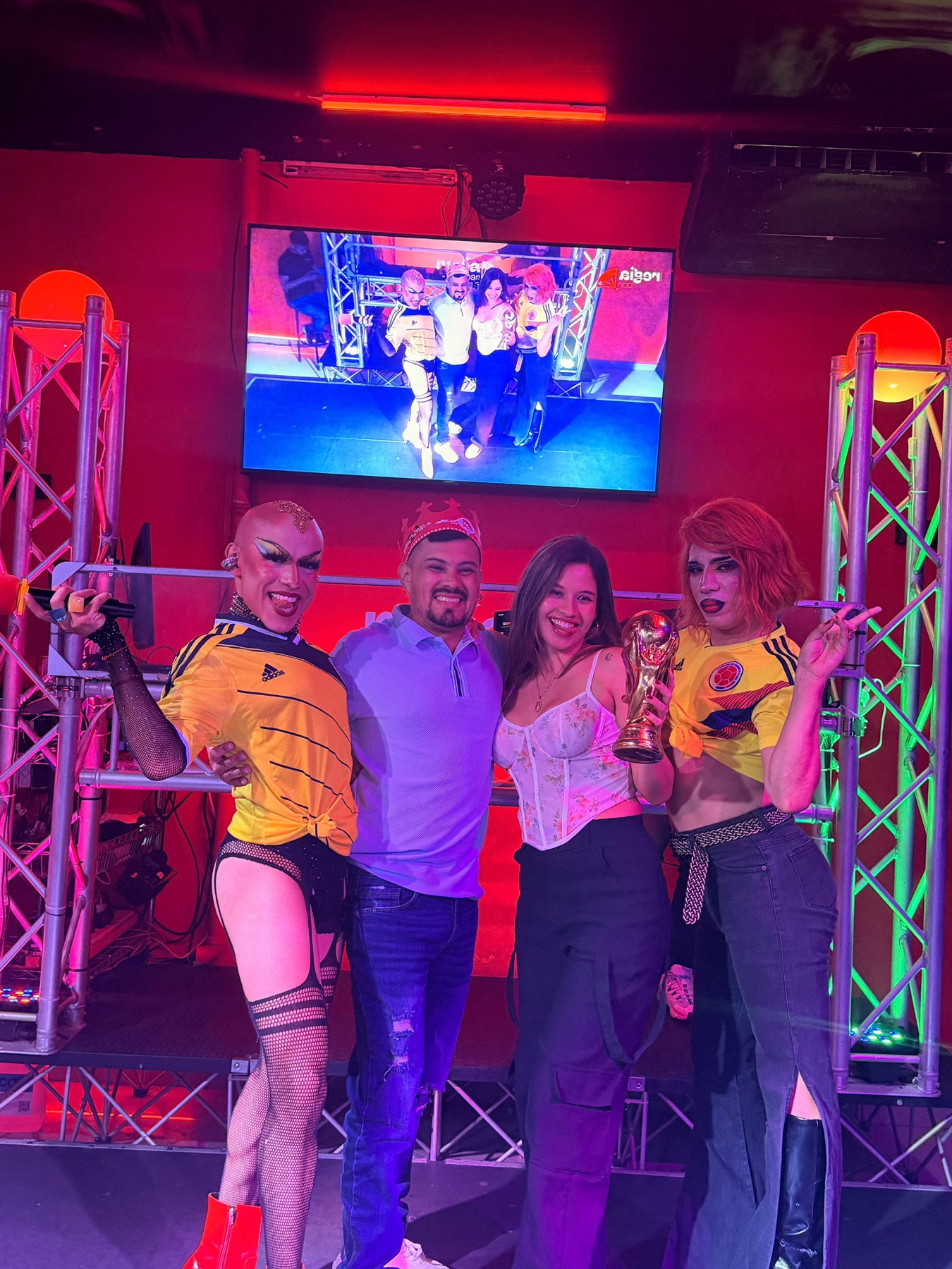 Show en vivo y celebración en el escenario de Regia Bar Cali